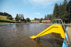 Sommer, Sonne und Badespaß: Das Naturfreibad in Schonach startet voraussichtlich Anfang Juni in die diesjährige Saison.  Foto: Archiv Foto: Schwarzwälder-Bote