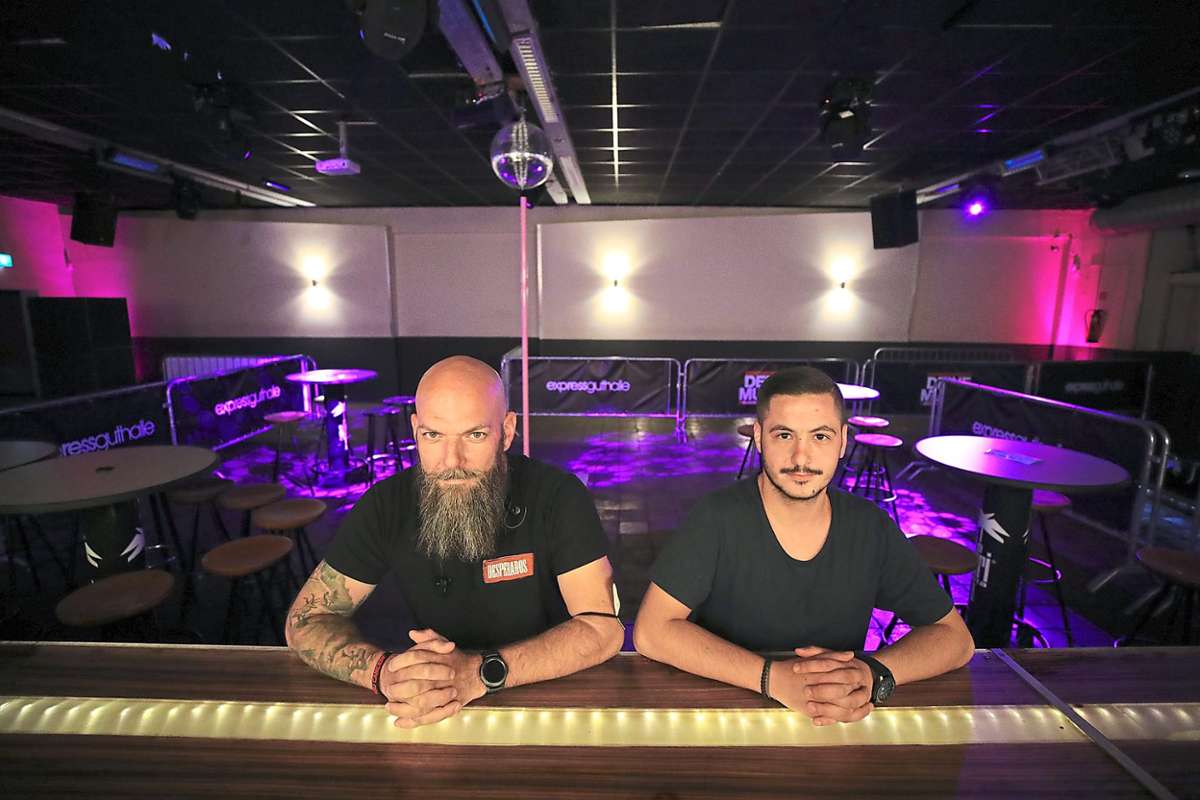 Geschäftsführer Jan-Christoph Uhl (links) und sein Betriebsleiter Kamil Simsek halten die Öffnung der Expressguthalle als Club für nicht leistbar.