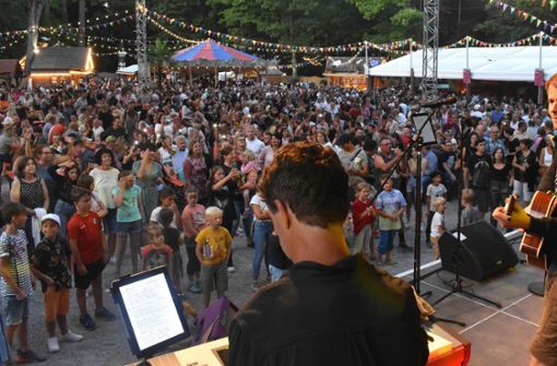 Der Open-Air-Auftritt der Intakt Allstyle Band lockt eine riesige Menschenmenge an. Foto: Weisser