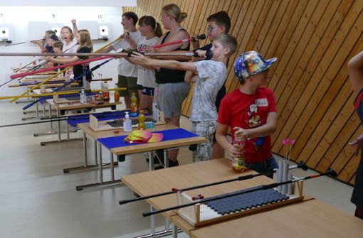 Die Kinder lernen im Schützenhaus in Schwenningen mit Begeisterung den Umgang mit dem Blasrohr. Foto: Bombard