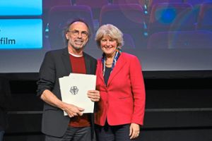 Elmar Bux nimmt die Auszeichnung für das Kino im Waldhorn  von der Staatsministerin für Kunst und Kultur, Monika Grütters, entgegen. Foto: Maike Helbig Foto: Schwarzwälder Bote