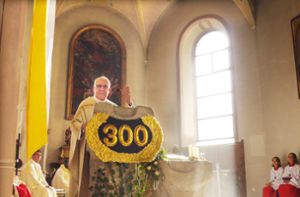 Bischof Gebhard Fürst hat in seine Predigt zum Jubiläum „300 Jahre Barockkirche St. Maria Unterdigisheim“ auch die sakralen Elemente im Inneren des Gotteshauses einbezogen. Foto: Karina Eyrich