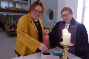 Gemeinsam mit Pfarrerin Silke Bauer-Gerold säte die neue Diakonin Annika Pagano Weizen. Foto: Susanne Conzelmann