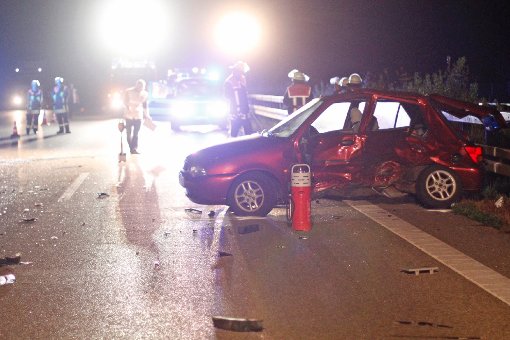 Polizei und Rettungskräfte waren die halbe Nacht auf der A8 bei Wendlingen im Einsatz. Foto: www.7aktuell.de | Marcel Heckel