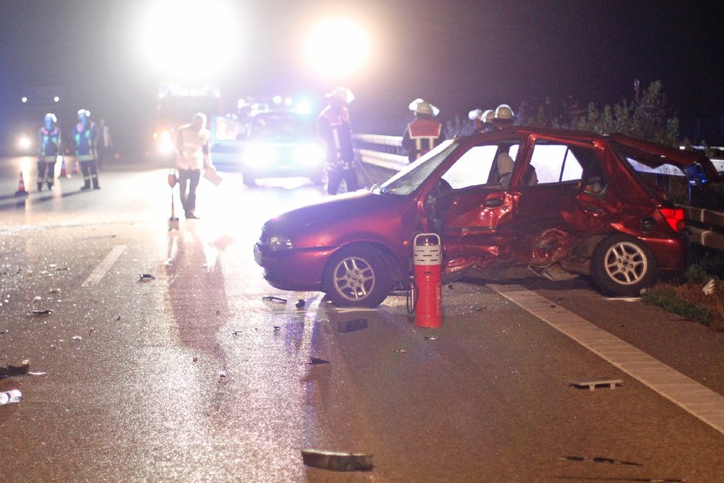 Polizei und Rettungskräfte waren die halbe Nacht auf der A8 bei Wendlingen im Einsatz.