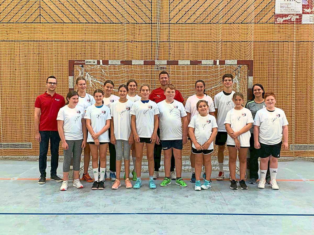 Ein Gruppenbild mit dem Profi: Die Teilnehmer des Handballcamps freuen sich.