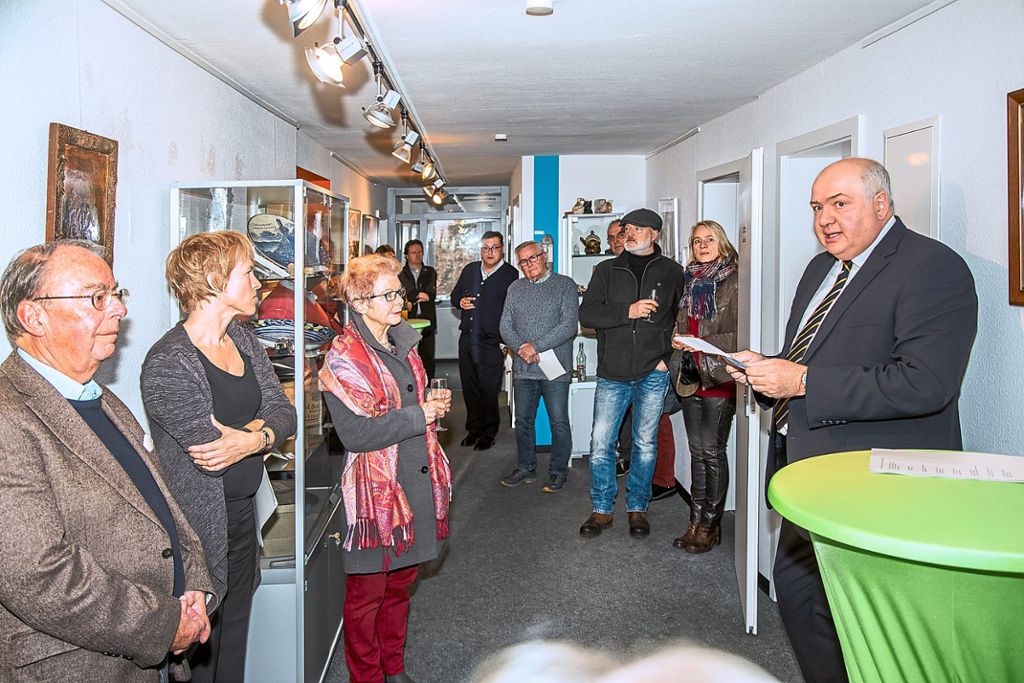 Stadtarchivar Carsten Kohlmann (rechts) weiß  zu den Ausstellungsstücken viele Details zu berichten. Fotos: Langenbacher