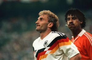 Der wohl berühmteste oder berüchtigste Spucker der Fußballhistorie: Frank Rijkaard mit Rudi Völler bei der WM 1990.  Foto: dpa