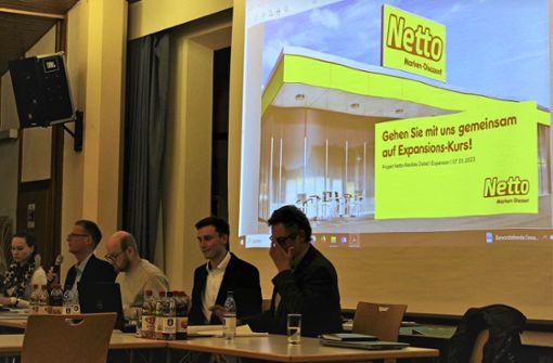 Joseph Wagner, Gebietsleiter Netto  Expansion (Zweiter von rechts) erläuterte die grundsätzlichen Pläne seines Unternehmens. Foto: Gegenheimer