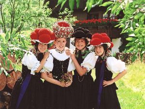 Die Trachtenmädchen der Kirnbacher Kurrende freuen sich wohl auch aufs Jubiläumsfest. Foto: privat