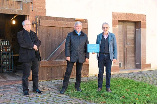 Matthias Gössling und der kaufmännische Leiter des Klosters Kirchberg, Lothar Hölzle (von links), können sich über hohe Spenden für das Bauvorhaben in der Oberen Scheuer freuen. Foto: Schwarzwälder Bote