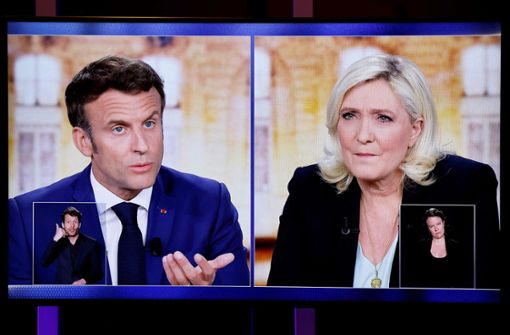 Live-Übertragung einer TV-Debatte zwischen Emmanuel Macron und Marine Le Pen. (Archivbild) Foto: AFP/LUDOVIC MARIN