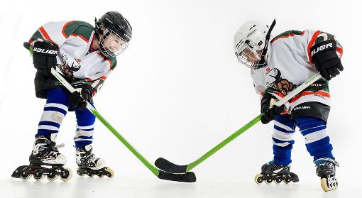 In Tempo und Spielregeln ist Inline-Hockey dem Eishockey ähnlich. Foto: SB