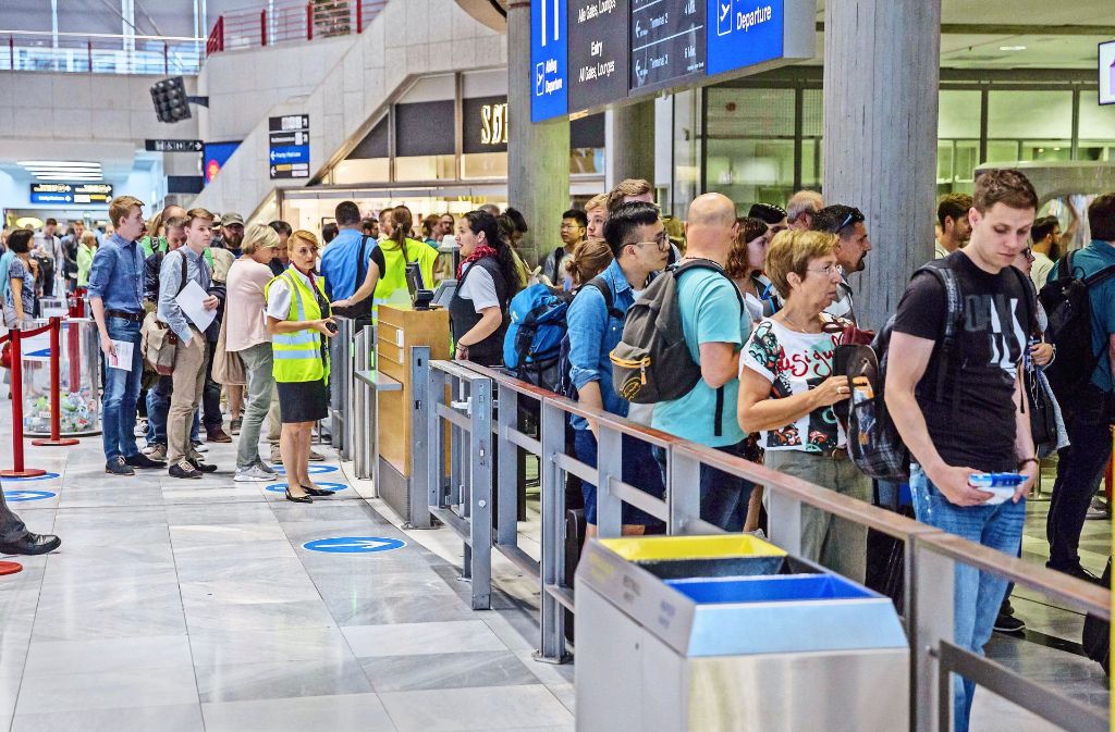 Freitagmorgen, Terminal 1: Passagiere warten vor der Sicherheitskontrolle. Foto: Lg/Julian Rettig
