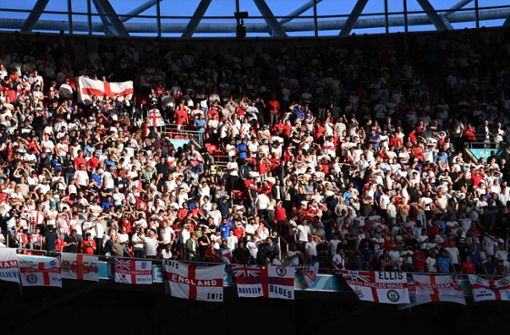 Die Uefa hat Ermittlungen wegen des Verhaltens englischer Fans aufgenommen. Foto: AFP/PAUL ELLIS