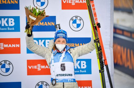 Franziska Preuß eroberte mit Platz drei im Massenstart in Östersund noch den dritten Rang im Gesamtweltcup. Foto: AFP/ANDERS WIKLUND