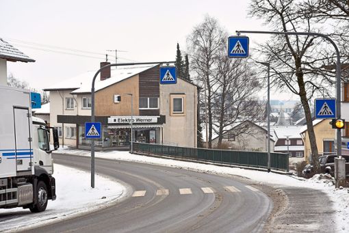 Im Bereich zwischen Zebrastreifen und Elektrogeschäft kam es im November 2016 zu einem Gerangel, dessen Hintergründe vor Gericht geklärt werden sollen.  Foto: Wegner