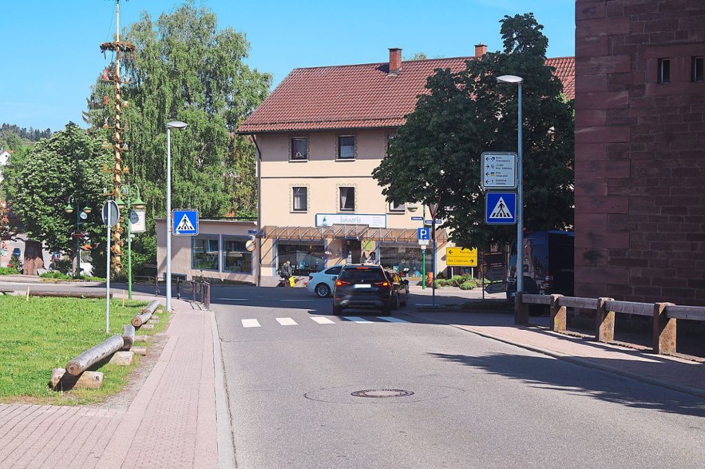 Sofern genügend Mittel des Landes zur Verfügung stehen, wird im nächsten Jahr auch die Schwarzwaldstraße in Schömberg saniert.   Foto: Krokauer