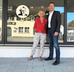 Sanine Wagner mit  Bürgermeister Mark Prielipp  Fotos: Gemeinde Foto: Schwarzwälder Bote