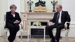 Merkel fordert von Putin Einlenken 