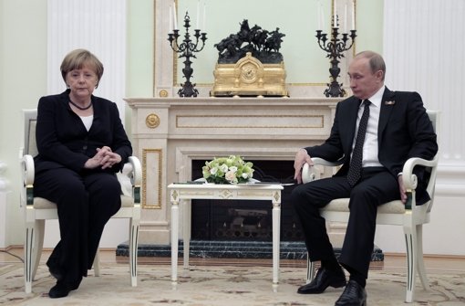 Angela Merkel ermahnt Wladimir Putin.  Foto: EPA/POOL