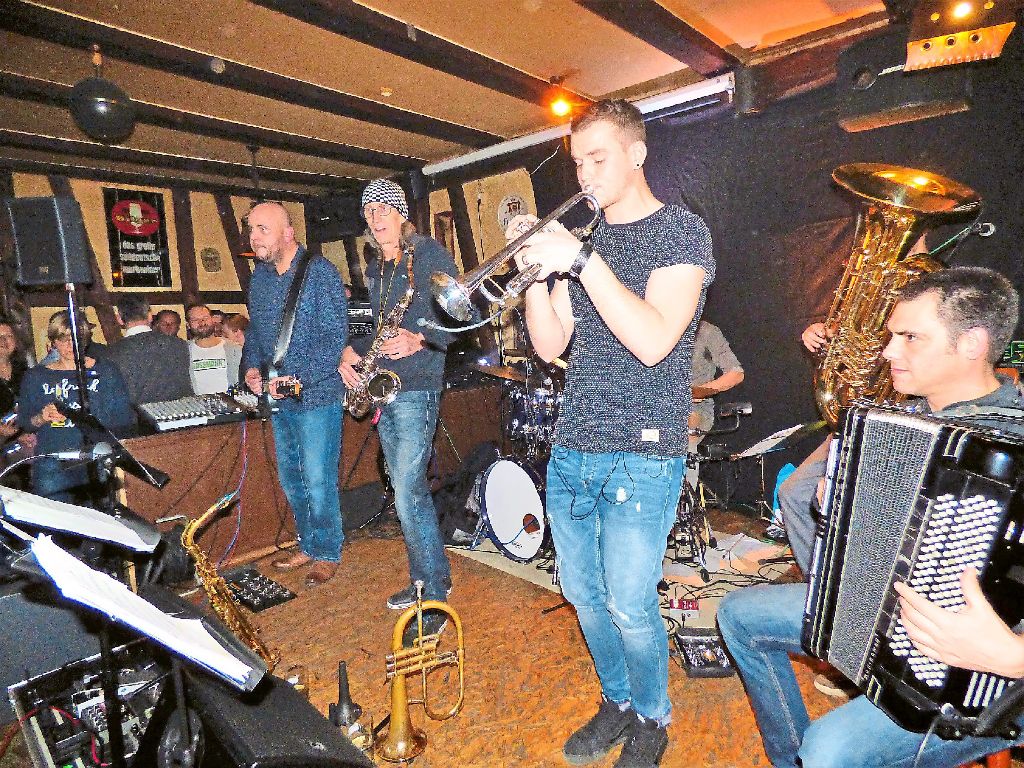 Die Jazz-Session mit tub-A elektrisiert das Publikum im Donaueschinger Irish Pub. Fotos: Bombardi