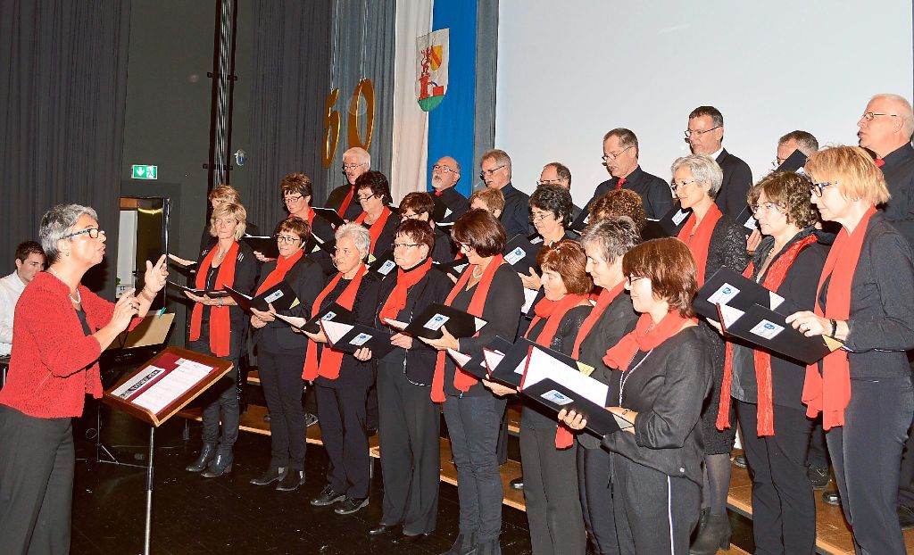 Der Surprise Chor des Frohsinn Kaltbrunn umrahmt die Feier. Fotos: Herzog