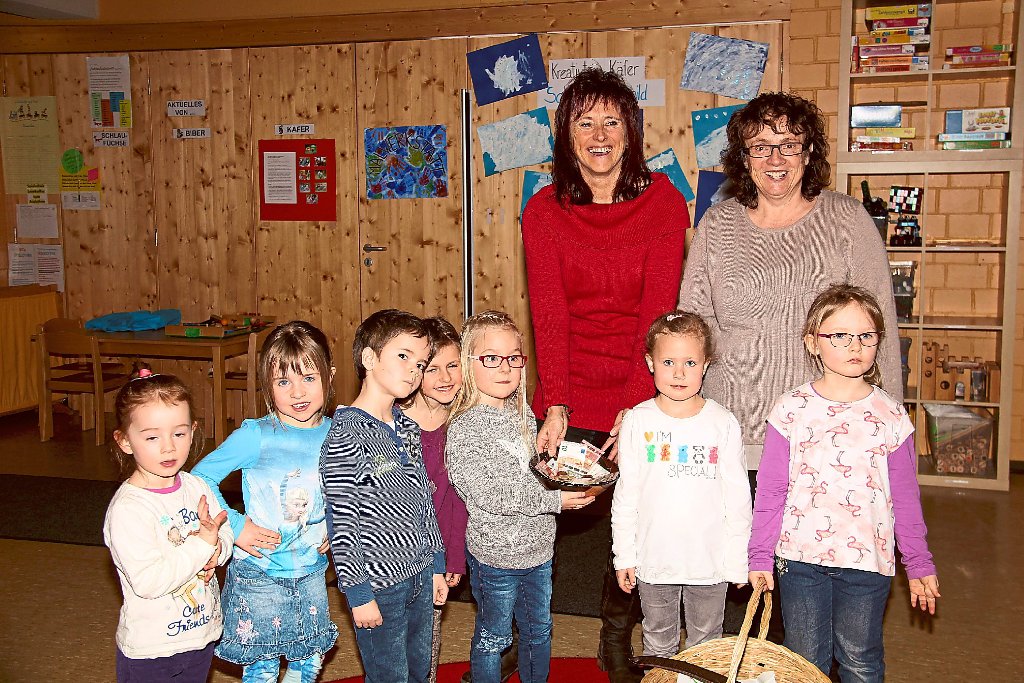Nicht nur Michaela Bek (links) freut sich über die Spende der Kinder, auch Kindergartenleiterin Gabi Hirt ist glücklich über die Hilfsbereitschaft der Kleinen.   Foto: Kienzler Foto: Schwarzwälder-Bote