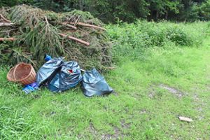An anderer Stelle im selben Waldgebiet an der Wasenstraße wurden feinsäuberlich Müllsäcke abgestellt. Foto: Pohl