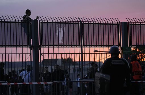 Einige Fans kletterten über die Zäune. Foto: dpa/Christophe Ena