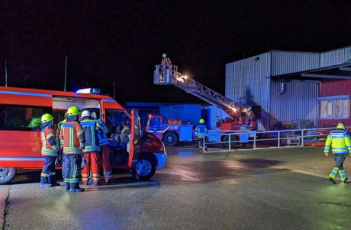 Zu einem Maschinenbrand in einem Betrieb in Dunningen wurde die Feuerwehr mit den Abteilungen Dunningen und Seedorf alarmiert. Mit der Rottweiler Drehleiter wurde das Dach auf auffällige Temperaturen überprüft. Foto: Feuerwehr/Hemminger