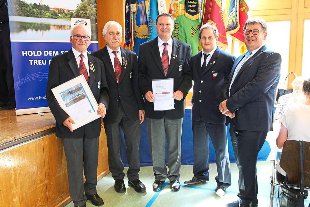 Mit  den Geehrten Manfred Wachter (von links), Hans Steiner, Oliver Bayer und Thomas Scheiflinger freut sich auch Bürgermeister Karl-Josef Sprenger.