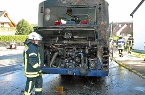 Im Motorraum brach das Feuer aus. Alle Passagiere konnten den Bus unverletzt verlassen. Foto: Dorer