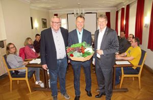 Der erste Bürgermeisterstellvertreter Gerhard Teufel (von links) verpflichtete Bürgermeister Markus Zeiser für seine zweite Amtszeit. Unter den Gratulanten waren auch Landrat Günther-Martin Pauli und der gesamte Gemeinderat (im Hintergrund). Foto: Schweizer