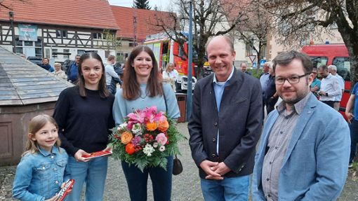 Das Ergebnis ist nun von Tobias Schlenker (rechts) verkündet, Thomas Albrecht (Zweiter von rechts) und seine Familie freuen sich über die Wiederwahl. Foto: Pfannes