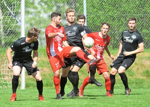 Der Meister SV Geisingen (rote Trikots) und der Vize  FC Hochemmingen   führten die Bezirksliga an. Foto: Sigwart