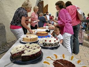 Die Familienzeitmitarbeiter bereiteten bereiteten den Gottesdienstbesuchern mit süßen Kuchen eine besondere Freude. Foto: Noll Foto: Schwarzwälder-Bote
