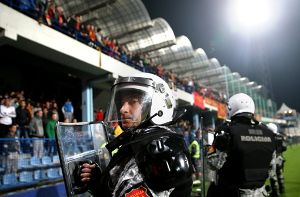 Großes Polizeiaufgebot beim EM-Qualifikationsspiel Montenegro gegen Russland - die Partie musste wegen Zuschauerausschreitungen abgebrochen werden. Foto: ITAR-TASS