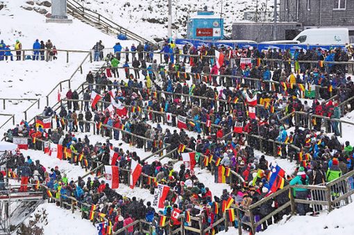 Im Januar macht der internationale Skizirkus an der Hochfirstschanze in Titisee-Neustadt Halt. Zum Weltcup-Springen und zum Continental Cup werden wieder zahlreiche Skisprungfans erwartet.  Foto: Bächle Foto: Schwarzwälder Bote