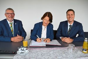 Unterzeichnen den Vertrag (von links):. Jörg M. Feger, Ulrike Schulze und Michael Eichhorst. Foto: Kunert Foto: Schwarzwälder-Bote