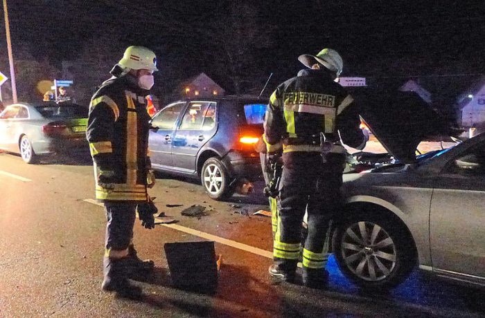Zwei Leichtverletzte: Auffahrunfall auf Bundesstraße 294 mit fünf  Autos bei Ehlenbogen