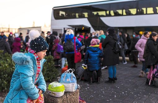 Tausende Flüchtlinge versuchen, sich in Sicherheit zu bringen. Viele davon kommen auch im Schwarzwald-Baar-Kreis an. Jetzt sind die Helfer gefragt. Foto: Moritz Frankenberg/dpa