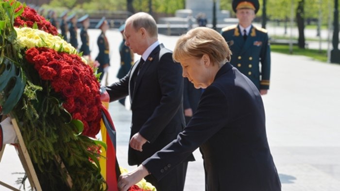 Merkel und Putin legen Kränze nieder