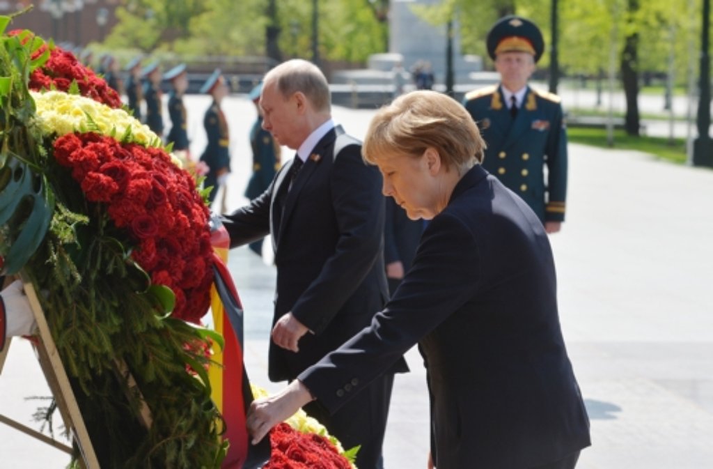 Bundeskanzlerin Angela Merkel und Kremlchef Wladimir Putin haben im Gedenken an die Opfer des Zweiten Weltkrieges Kränze niedergelegt.  Foto: Host photo agency