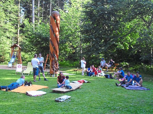 Statt einer anstrengenden Tour bot der Bösinger Albverein ein paar entspannte Stunden im Wald an. Foto: Hezel Foto: Schwarzwälder-Bote