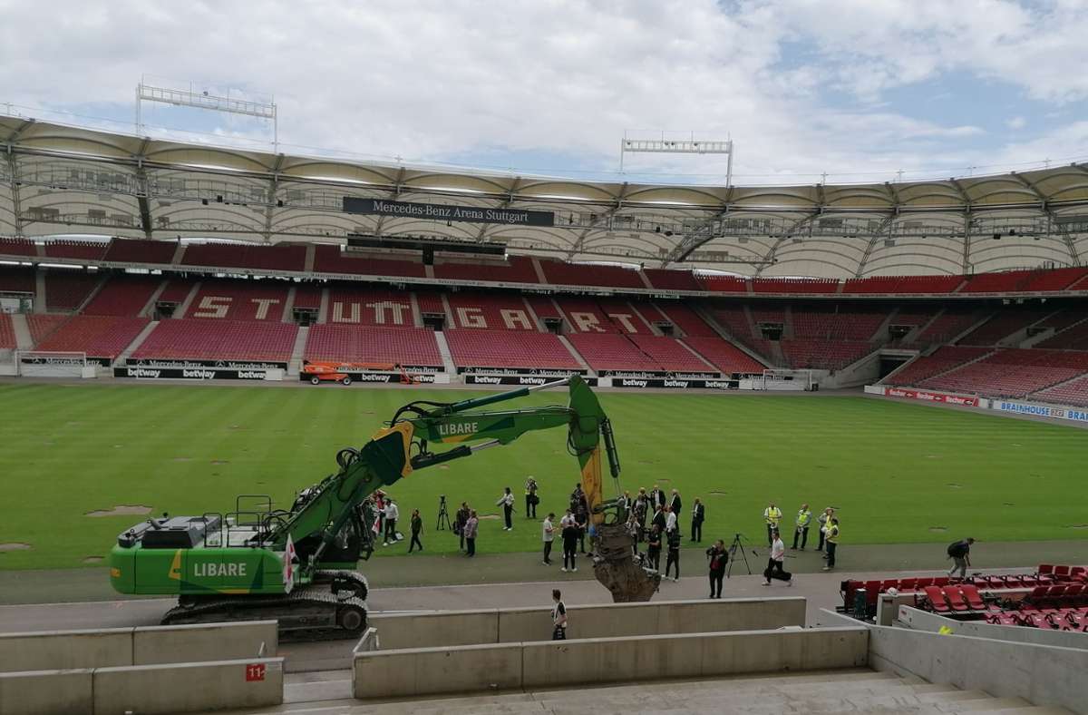 Am Freitag, 3. Juni, begann mit dem Baggerbiss endgültig der Umbau der Mercedes-Benz-Arena in Stuttgart.