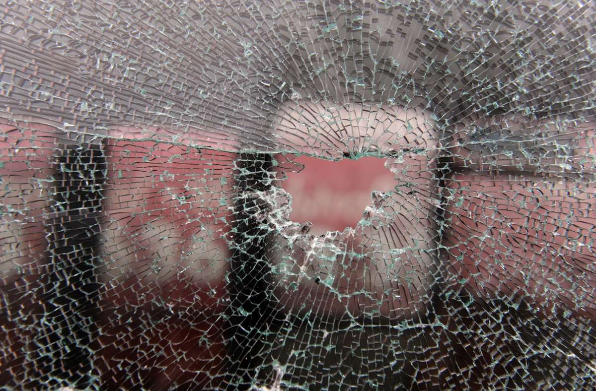Vandalismus in Aalen: Unbekannte zertrümmern Dutzende Scheiben am Jobcenter