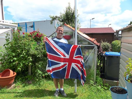 Im Gedenken an den Untergang der Titanic hisst Michael Schwarz auch die Fahne Großbritanniens. Foto: Faiß