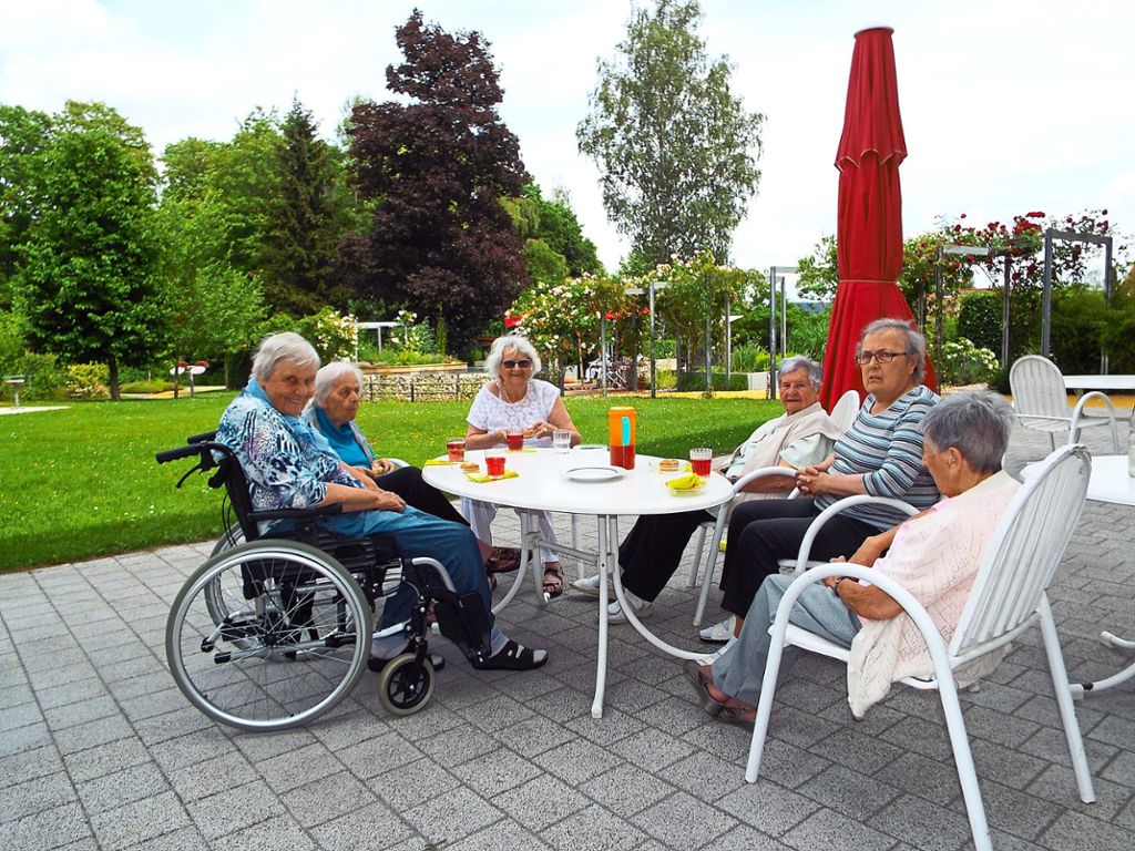 Die Seniorinnen genießen das schöne Wetter im Garten der Sinne.   Foto: Herfurth