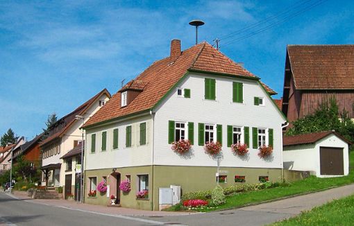 Das erste in Oberkollwangen erbaute Schulhaus und spätere Rathaus entstand 1839. Heute ist es in Privatbesitz. Foto: Schwarzwälder Bote